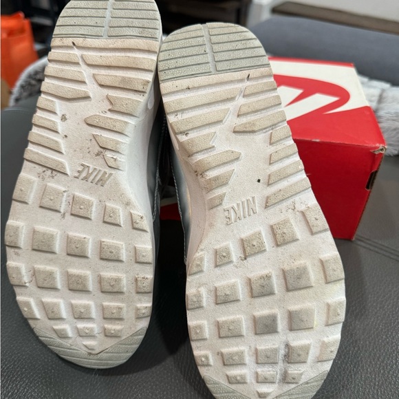 Vintage collection
W Nike Air Max Thea Metallic 6.5 Metallic Silver - Picture 8 of 9